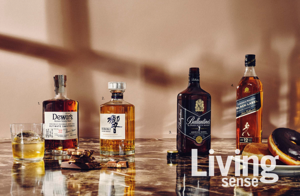 [1] 위스키 관련 수상만 500개 이상, 세계에서 가장 많은 수상 경력을 가진 블렌디드 위스키로도 잘 알려진 듀어스 더블더블 32년. 최상의  부드러운 맛을 완성하기 위해 4단계 숙성 공법을 거친다. 55만원 바카디코리아. / [2] 히비키 하모니는 꿀, 오렌지 절임 등 달콤한 맛과 장미, 로즈메리의 향긋한 향이 어우러진 최고급 블렌디드 위스키로 꼽힌다. 23만9000원 산토리글로벌스프리츠. / [3] 최소 7년 동안 원액을 숙성한 후 미국 버번 캐스크 피니시로 깊이를 더한 발렌타인 7년 버번 피니시. 버번의 달콤함으로 마무리되는 부드러운 뒷맛이 인상적이다. 4만8000원대 페르노리카코리아. / [4] 스코틀랜드에서 최소 12년 이상 숙성된 고급 원액만을 사용해 블랜딩한 조니워커 블랙 라벨. 풍부한 바닐라 향과 과일 향, 스모키한 피니시가 특징이다. 5만원대 디아지오코리아 