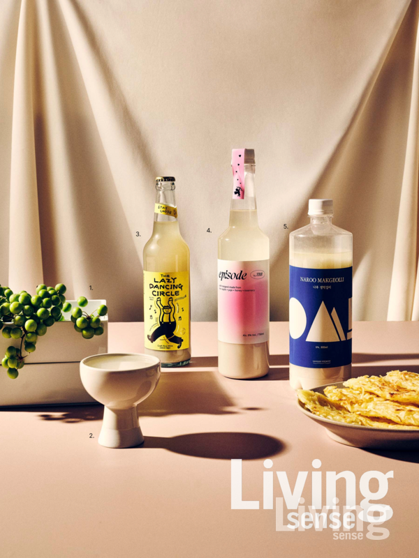 [1] 정갈한 상차림이 필요할 때나, 음식을 담아 냉장고에 보관할 때도 용이한 타임앤스타일의 찬합. XL사이즈 1단, 9만2000원 TWL. / [2] 잔을 흔들면 청아한 구슬 소리가 들리는 미 시리즈 소리잔. 4개 세트, 8만8000원 광주요. / [3] 부드러운 단맛으로 시작해 오렌지, 청포도, 잘 익은 살구 등의 과일 향을 느낄 수 있는 레이지댄싱서클 크래프트 막걸리. 적당한 산미와 단맛이 조화를 이룬다. 1만5000원 림보이양조. / [4] 은은한 꽃향기가 느껴지는 생막걸리로, 평택산 사과와 벌꿀이 함유돼 혀끝에 은은한 단맛이 맴돈다. 동시에 느껴지는 쌉싸래한 산미가 매력적. 얼음과 함께 하이볼로도 즐길 수 있다. 1만6000원 호랑이배꼽. / [5] 서울의 지역 특산물인 ‘경복궁쌀’만을 사용해 감미료를 일체 사용하지 않고 만드는 나루 생 막걸리 6도. 쌀에서 나오는 단맛과 부드러운 목 넘김이 장점. 7000원 한강주조. 