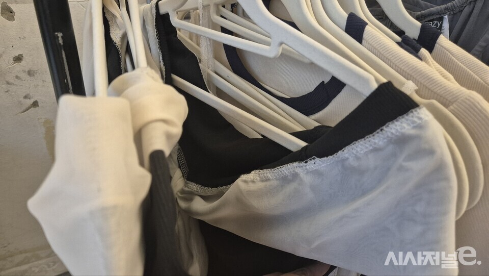 쉬인 팝업스토어 옷 윗부분 마감 처리가 덜 된 모습. / 사진=한다원 기자