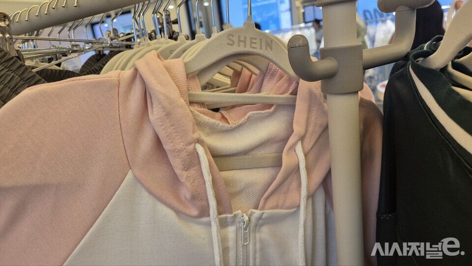 쉬인 옷 중에 택(tag)이 미부착된 모습. / 사진=한다원 기자