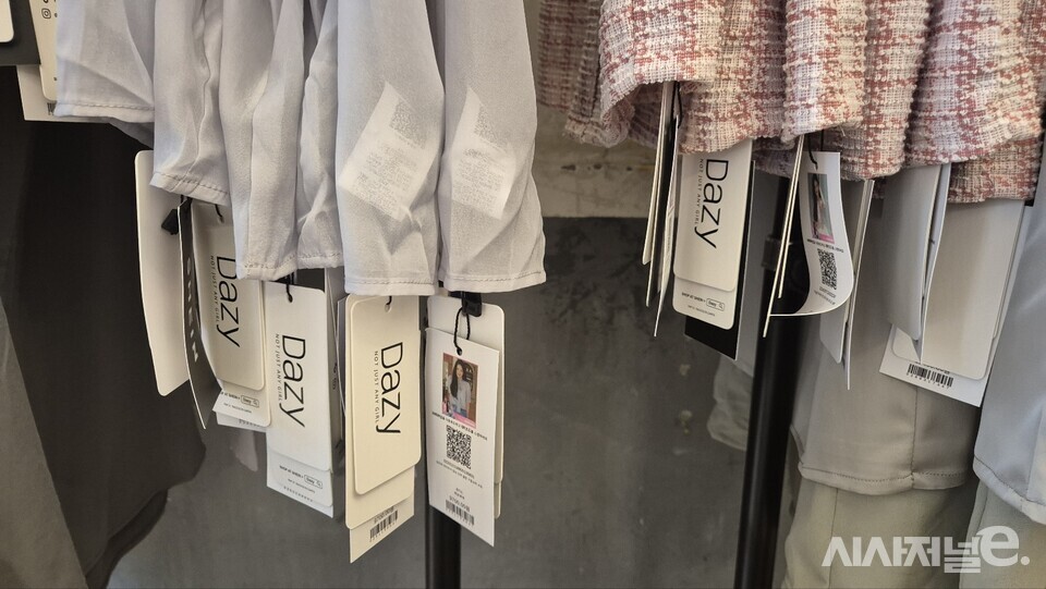 쉬인 옷마다 QR코드가 부착된 가격표가 붙어져 있다. 제품을 구매하려면 가격표에 적힌 금액에 10%를 더해야한다. / 사진=한다원 기자