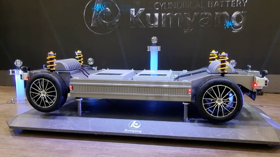 이차전지 소재 기업 금양이 개발한 4695 원통형 배터리. / 사진=최동훈 기자