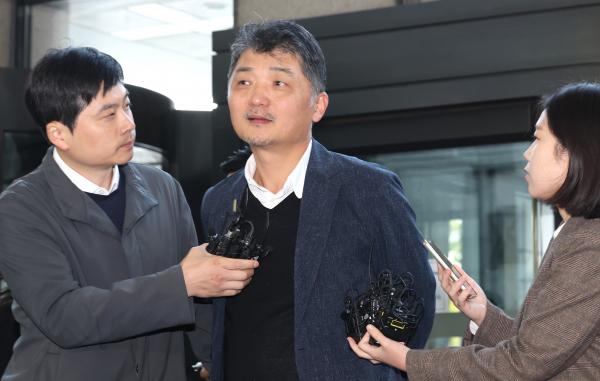 김범수 카카오 창업자가 SM엔터테인먼트 주가 조작 의혹과 관련 지난해 10월 서울 여의도 금융감독원에 출석하고 있다. / 사진 = 연합뉴스