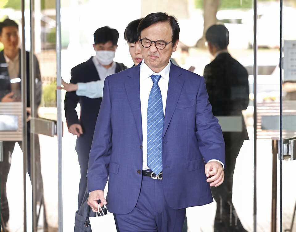 삼성전자 내부 직원과 공모해 중요 기밀자료를 빼돌린 혐의를 받는 안승호 전 삼성전자 부사장(IP센터장)이 지난 5월30일 서울 서초구 서울중앙지방법원에서 열린 구속 전 피의자 심문(영장심사)에 출석하고 있다. / 사진=연합뉴스