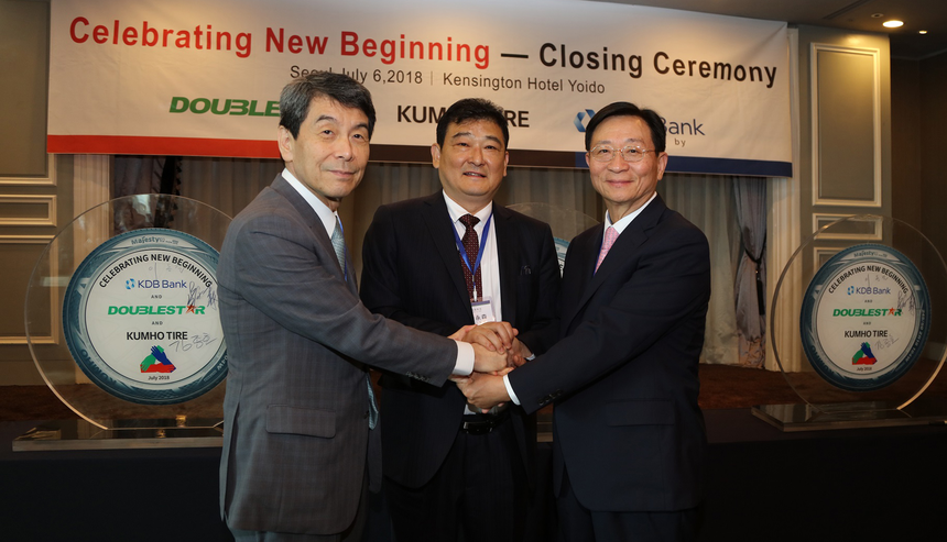 지난 2018년 7월 6일 서울 여의도 켄싱턴호텔에서 열린 더블스타-금호타이어 투자절차 마무리 행사에 참석한 관계자들이 기념촬영하고 있다. 왼쪽부터 이동걸 전 산업은행 회장, 차이융썬 더블스타 회장, 김종호 전 금호타이어 회장. / 사진=연합뉴스