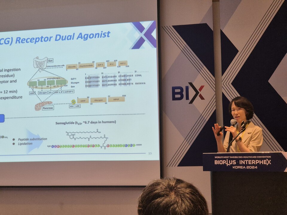 10일 서울 삼성동 코엑스에서 열린 바이오플러스-인터펙스 코리아(BIOPLUS-INTERPHEX KOREA, BIX) 2024에서 김미경 동아에스티 연구본부장이 비만 신약후보물질 ‘DA-1726’을 소개하고 있다./ 사진=최다은 기자