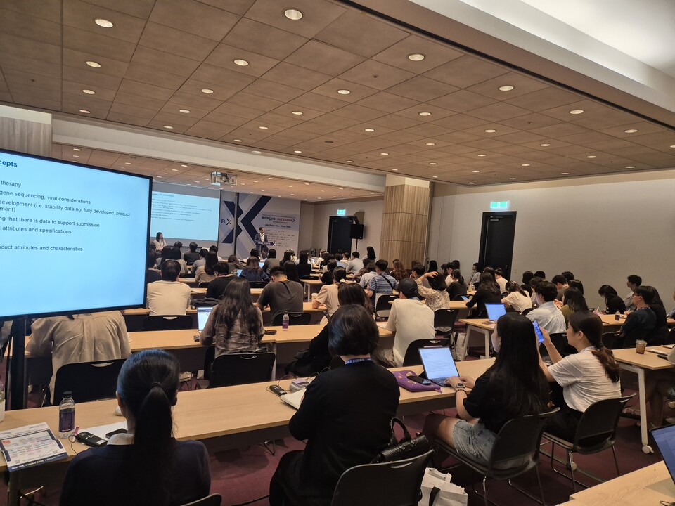 10일 서울 삼성동 코엑스에서 열린 바이오플러스-인터펙스 코리아(BIOPLUS-INTERPHEX KOREA, BIX) 2024에서 글로벌 로펌 '시들리 오스틴' 관계자들이 FDA 신약 개발 규제 동향에 대해 발표하고 있다./ 사진=최다은 기자