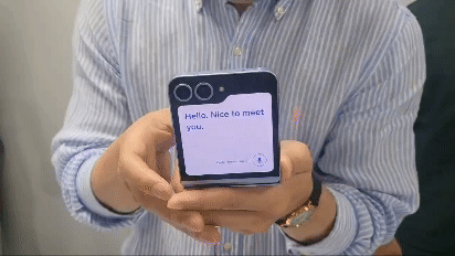 플립6 듀얼 스크린을 활용해 실시간 통역 기능을 시연하는 모습 / 사진=고명훈 기자