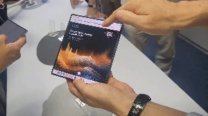 폴드6로 PDF 오버레이 문서 내 글자를 번역하는 모습 / 사진=고명훈 기자