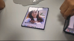 폴더블폰 신제품의  ‘스케치 변환’ 기능을 시연하는 모습 / 사진=고명훈 기자