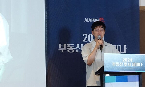 11일 시사저널이코노미가 주최한 ‘2024 부동산 투자 세미나’에서 채상욱 커넥티드그라운드 대표가 ‘피크아웃코리아, 부동산 생존전략’이라는 주제로 강연을 하고 있다. / 사진=시사저널e.