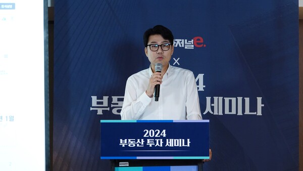 잘사는 흥부가 11일 서울 용산구 그랜드하얏트 산수룸에서 보통사람이 재개발을 통해 강남 자산가가 되는 과정을 설명하고 있다. / 사진=시사저널e.