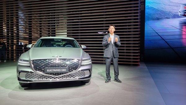 송민규 제네시스사업본부장(본부장)이 지난달 27일 부산 벡스코에서 열린 2024 부산모빌리티쇼에 참석해 G80 전동화 부분변경모델을 소개하고 있다. / 사진=최동훈 기자