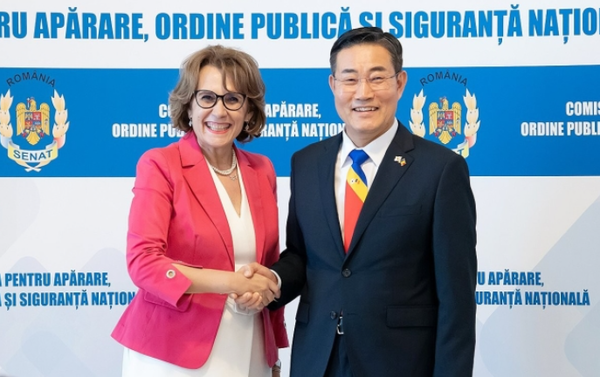 신원식 국방부 장관이 지난달 18일 루마니아에서 니콜레타 파울리우크 루마니아 상원 국방위원장을 만나 기념 촬영하고 있다. / 사진=국방부