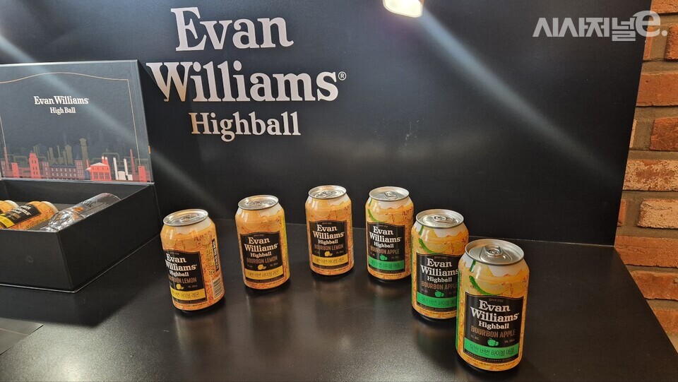 어메이징브루잉컴퍼니와 신세계L&B가 협업해 출시한 에반 버번 하이볼. / 사진=한다원 기자