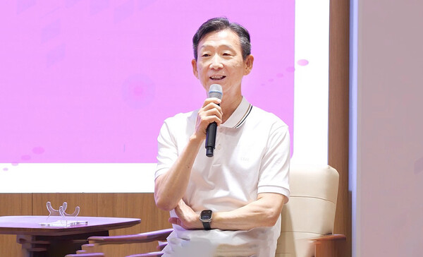 황현식 LG유플러스 대표이사 사장이 최근 서울 용산구 LG유플러스 본사에서 열린 임직원 대상 타운홀미팅에서 발언하고 있다. / 사진 = LG유플러스