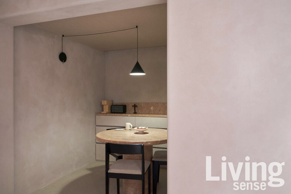 상판은 물론 다리까지 대리석을 사용해 제작한 테이블. 모난 부분 없이 둥글게 처리한 벽처럼 테이블도 역시 곡면으로 우아하게 처리했다. 유로마블@paulo_euromarble 제작.