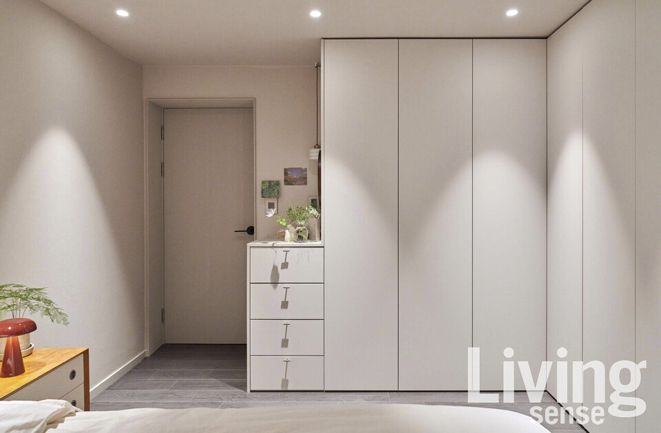 아내 최소영 씨는 조명, 식물, 소품 하나하나를 조금씩 공들여 바꿔가며 집을 가꾼다. 남편 이진곤 씨는 그런 변화를 지켜보는 게 신기하면서도 즐겁다.