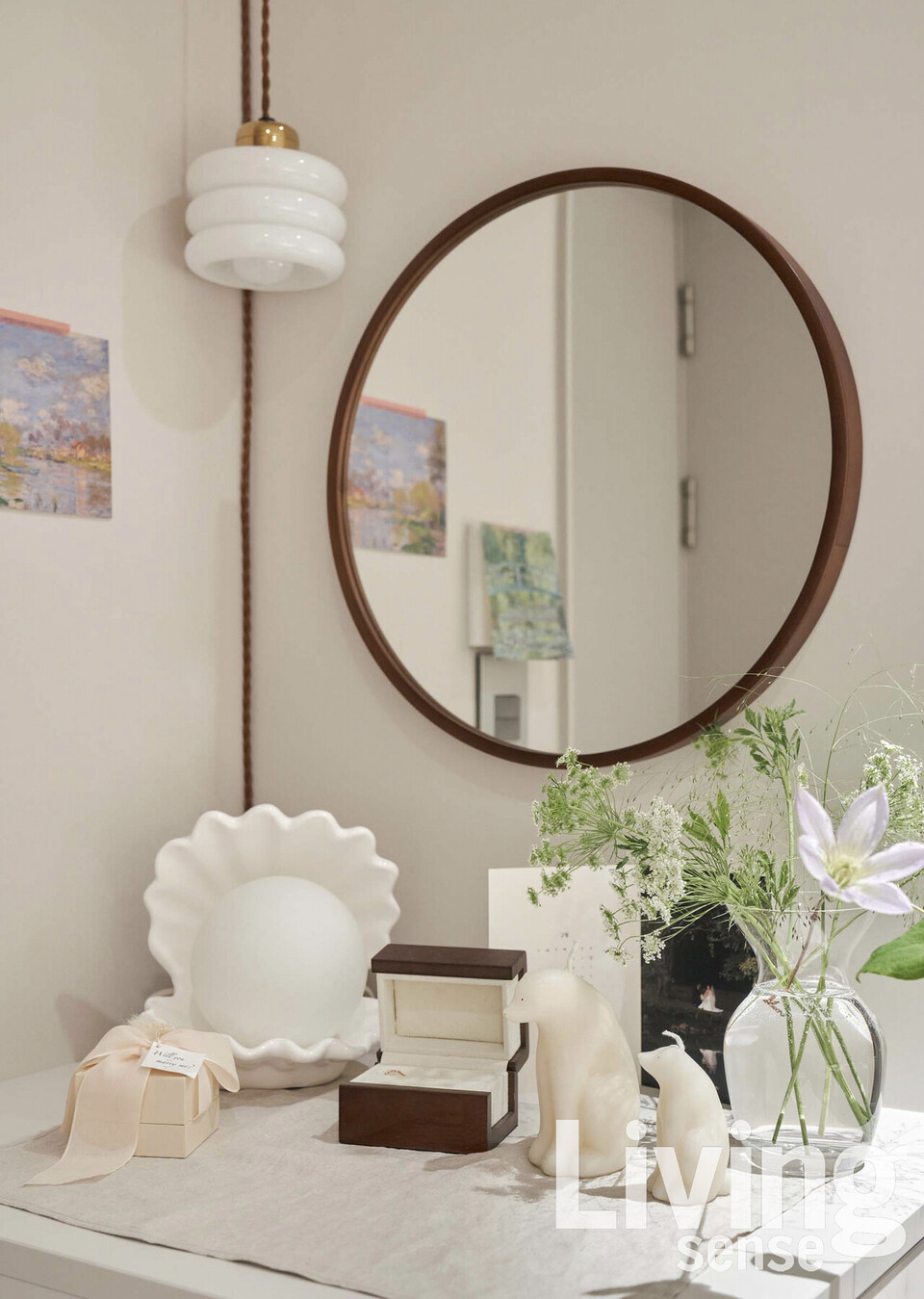 편안함이 우선이었던 만큼 힘을 빼고 실용적으로 구성한 안방. 수납에 가장 집중해 붙박이장을 벽에 최대한 많이 설치했다.