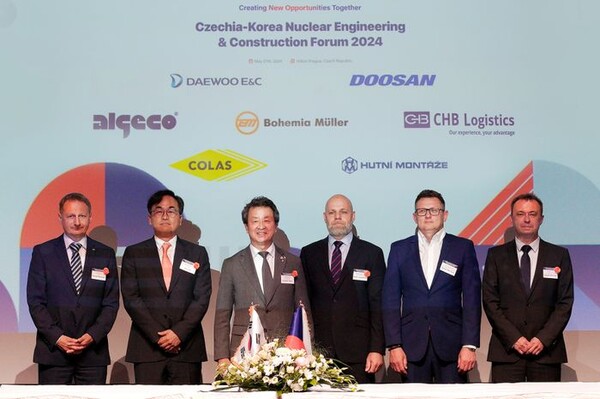백정완 대우건설 사장(왼쪽에서 세 번째)이 지난 5월 27일 체코 프라하에서 열린 ‘체코-대한한국 원전 건설 포럼’에서 현지 기업들과 업무협약(MOU)을 맺고 기념 촬영을 하고 있다. / 사진=대우건설