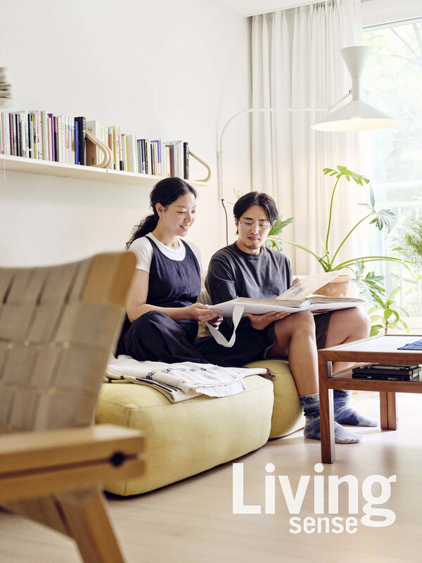 임신 중인 아내 이다정 씨와 남편 이민규 씨가 함께 여행 앨범을 펼쳐보고 있다. 한장 한장에 미소가 피어오른다. 