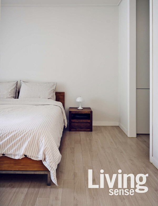 침실은 본연의 기능에 충실하게 침대와 협탁만으로 심플하게 꾸몄다.