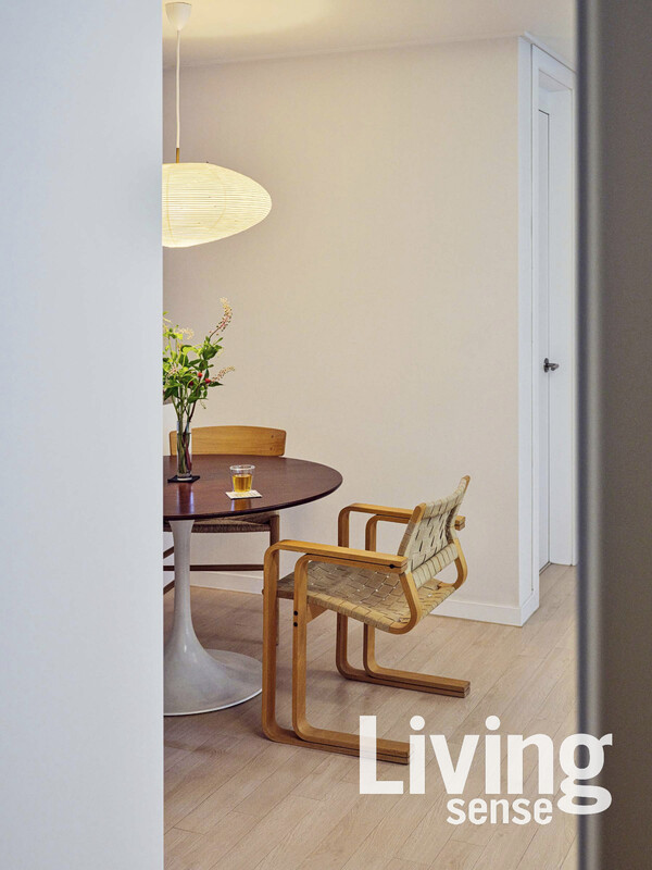 에로 사리넨으로 추정되는 (?) 받침대와 원목 상판을 조합한 테이블, 마그누스 올레센Magnus Olesen과 뵈르게 모겐센Børge Mogensen의 의자, 아키리 조명으로 꾸민 다이닝 공간. 