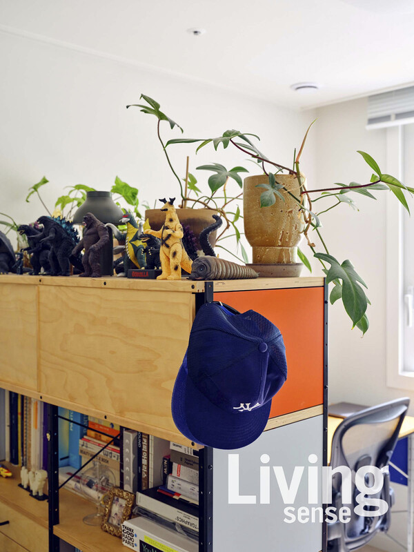 이민규 씨가 업무를 보는 서재 공간. 오랜 시간 수집해온 고질라와 공룡 피규어, 식물들이 함께 살고 있다. 