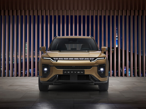 KG모빌리티가 지난 15일 사전계약 접수를 시작한 쿠페형 SUV 액티언. 전면부 중앙에 태극기 건, 곤, 감, 리 문양을 본딴 디자인이 적용됐다. / 사진=KG모빌리티