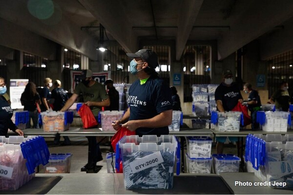 FCA(스텔란티스의 전신) 소속 지프 직원이 지난 2021년 자원봉사 활동의 일환으로 미국 서비스 기구(USO)와 협력해 미군에 전달할 선물 꾸러미를 제작하고 있다. / 사진=USO