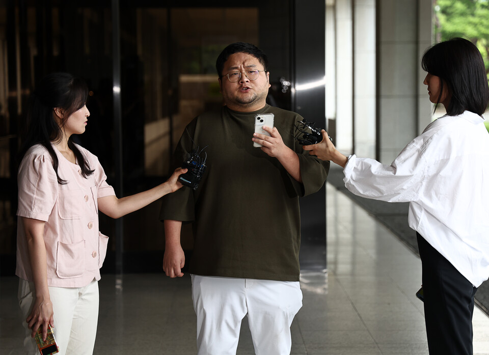 검찰이 유튜버 쯔양의 과거 이력을 폭로하겠다고 협박한 혐의를 받은 유튜버들에 대한 수사에 착수한 가운데 당사자 중 하나인 유튜버 구제역(이준희)이 15일 오후 서초구 서울중앙지검으로 자진 출석하며 입장을 밝히고 있다. /사진=연합뉴스