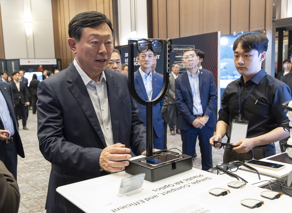 롯데는 19일 그룹 경영방침과 중장기 전략 논의를 위해 '2024 하반기 VCM'을 개최했다. 이날 롯데는 VCM에 앞서 스타트업의 혁신 DNA를 경험할 수 있는 '2024 롯데 인베스트먼트 쇼케이스'를 진행했다. 신동빈 롯데 회장이 고해상도 AR용 글래스 생산 스타트업 '레티널'의 기술 설명을 듣고 있다. / 사진=롯데