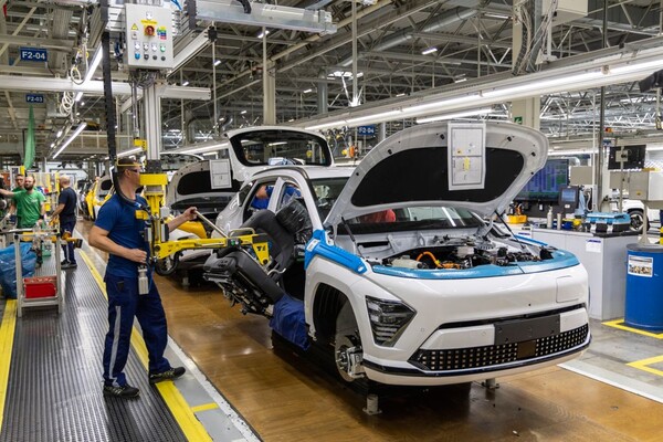 현대자동차 체코공장 직원들이 코나 일렉트릭을 조립하고 있다. / 사진=현대차 체코법인
