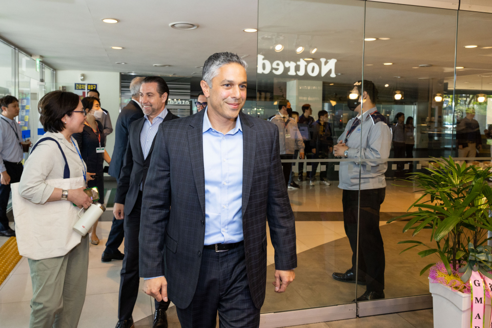 실판 아민 GM 수석 부사장이 지난해 5월 3일 직원 격려차 인천 부평구 GM 한국사업장 본사를 방문했다. 아민 수석 부사장은 수시로 방한해 정부 관계자들을 만나 한국 투자를 논의해왔다. / 사진=한국GM