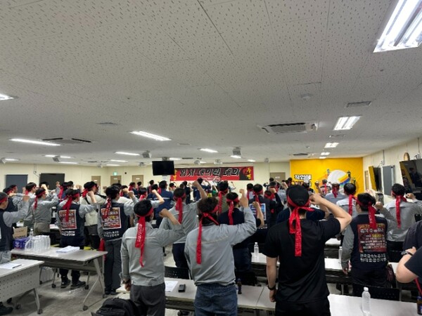 HD현대중공업 노동조합은 지난 18일 임시대의원대회를 열고 만장일치로 쟁의행위 결의를 통과시켰다. /사진=전국금속노동조합 현대중공업지부