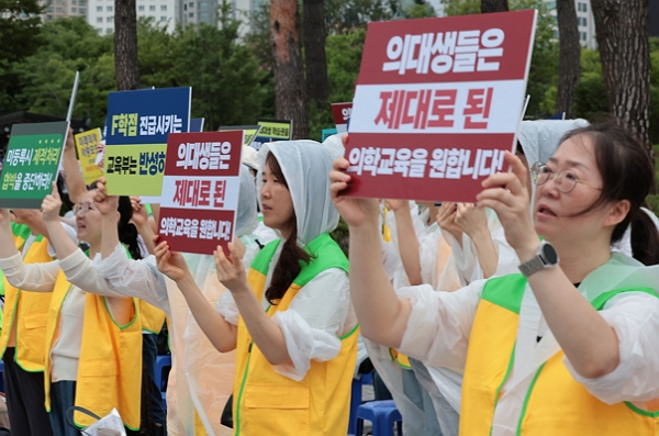 7월 17일 서울 용산구 전쟁기념관 앞에서 열린 경기도의사회 반차 휴진·의대생 학부모 모임 연합 집회 기자회견에서 참석자들이 구호를 외치고 있다. / 사진=연합뉴스