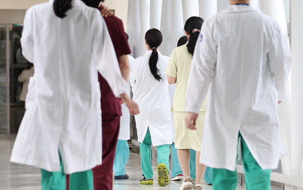 19일 서울 시내 한 대형병원에서 의료진이 이동하고 있다. / 사진=연합뉴스