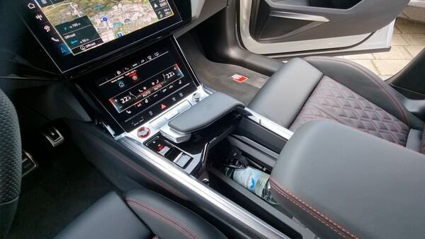 SQ8 e-트론의 기어 콘솔. / 사진=최동훈 기자