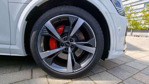 SQ8 e-트론에 장착된 브릿지스톤 21인치 알렌자 타이어. / 사진=최동훈 기자