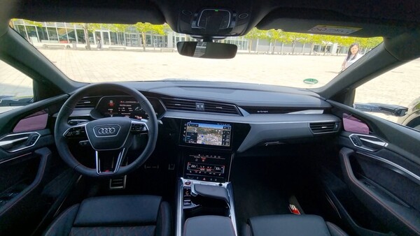 SQ8 e-트론의 1열 전경. / 사진=최동훈 기자