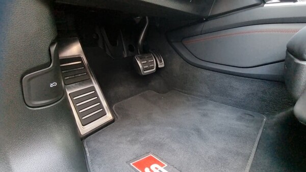 SQ8 e-트론의 운전석 레그룸 전경. / 사진=최동훈 기자