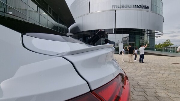 SQ8 e-트론의 트렁크 상단에 부착된 스포일러. / 사진=최동훈 기자