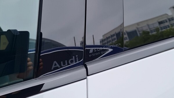 SQ8 e-트론의 B필러에 적힌 브랜드명과 차명. / 사진=최동훈 기자