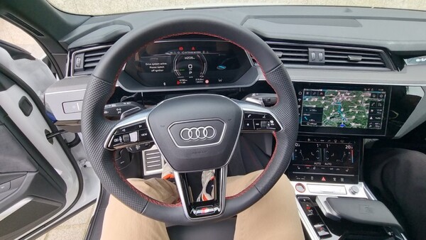 SQ8 e-트론의 운전석. / 사진=최동훈 기자