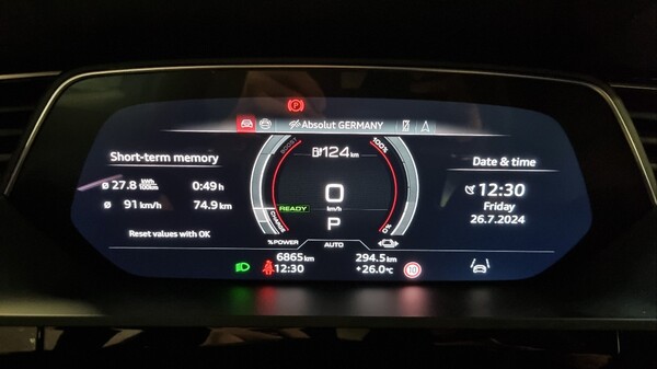 SQ8 e-트론의 계기반. / 사진=최동훈 기자