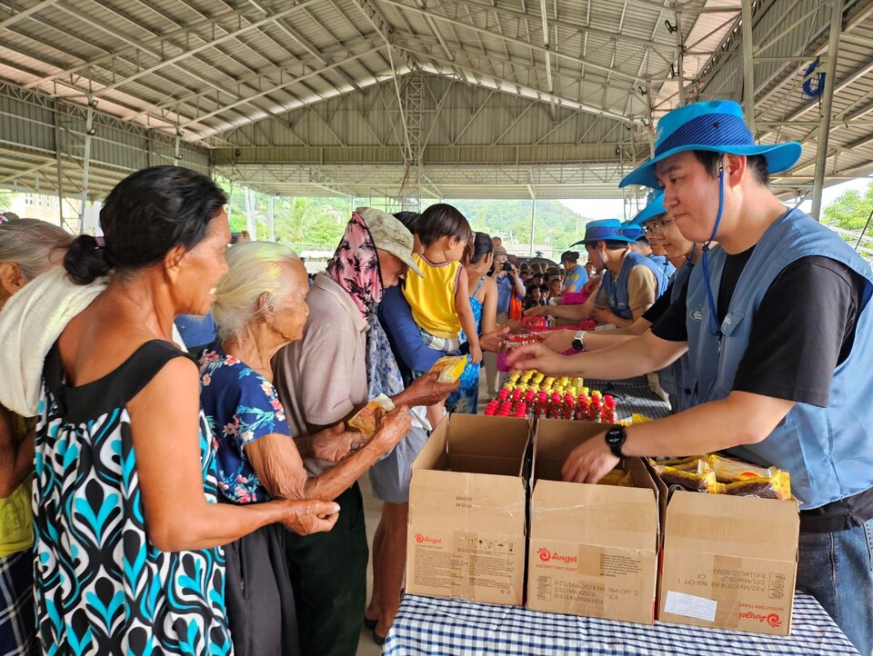 지난 7월 2일 포스코 임직원들이 필리핀 현지를 방문해 학용품 및 생필품 등을 나눠주고 있다. / 사진=포스코