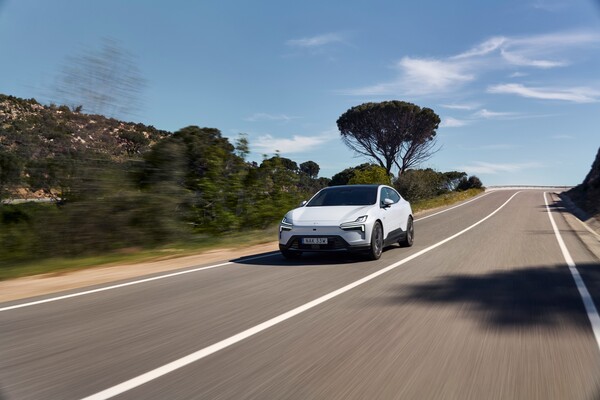 폴스타4가 해외 도로를 달리고 있다. / 사진=폴스타