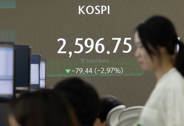 코스피가 5일 미국 경기 침체 공포를 반영하면서 2거래일 연속 2% 넘게 하락 출발했다. / 사진=연합뉴스.