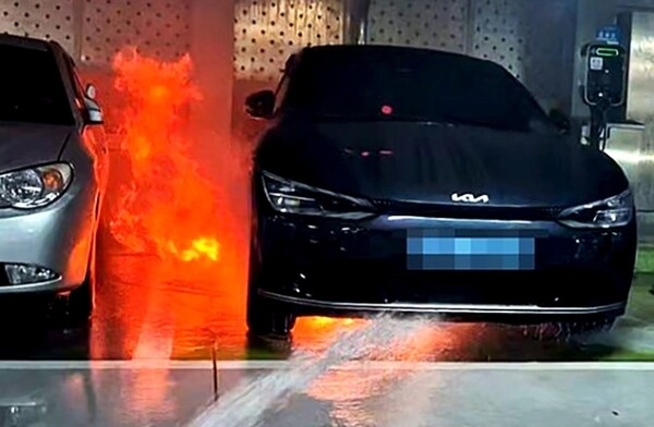 6일 오전 5시쯤 충남 금산군의 한 주차타워 1층에 주차 중이던 전기차 밑에서 불이나 소방대원들이 불을 끄고 있다. / 사진=연합뉴스