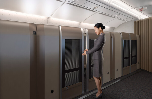 아시아나항공 객실승무원이 A380 비즈니스 스위트 좌석의 출입문을 닫고 있다. / 사진=아시아나항공